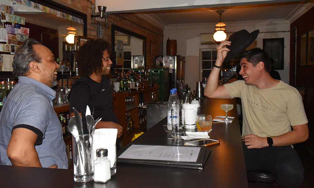 O bartender brasileiro Kennedy Nascimento no bar Boca de Ouro em São Paulo